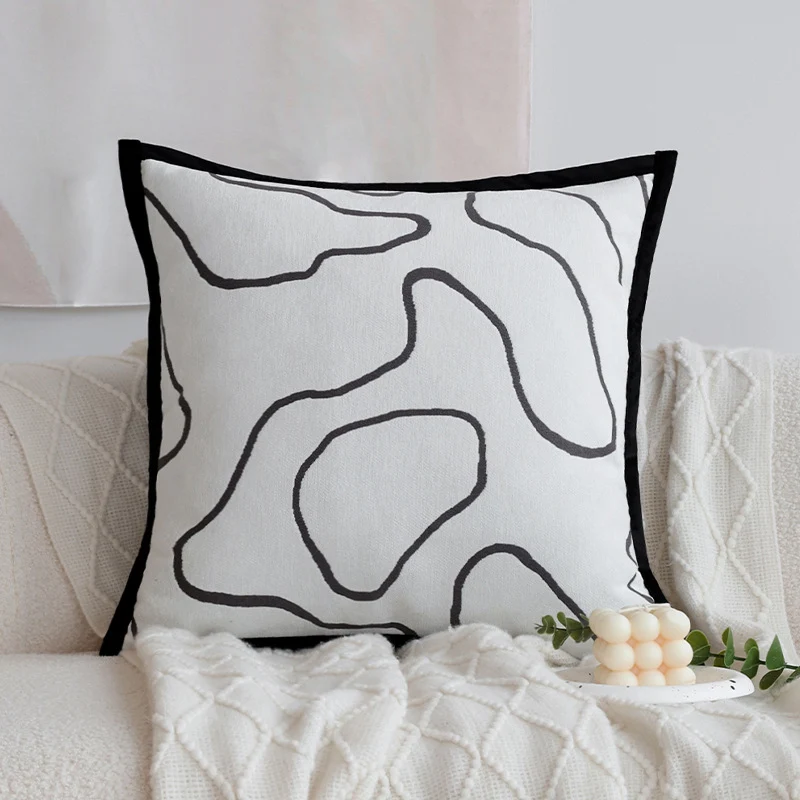 Dekoratives Wohnkissen mit feinem Jacquard-Baumdruck und Samtpaspel Karnz