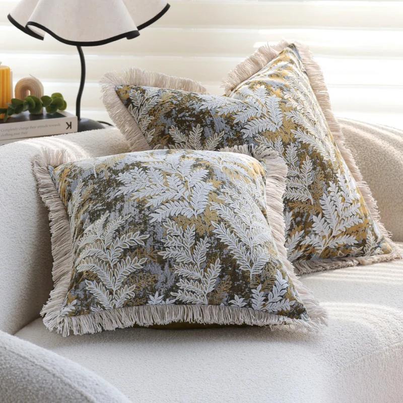 Dekorativer Samt-Kissenbezug mit besticktem Farn-Jacquard und Fransenrand Karnz