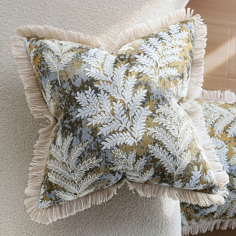 Dekorativer quadratischer Kissenbezug mit Jacquard‑Farnmotiv, Samtrückseite und Baumwollfransen Karnz