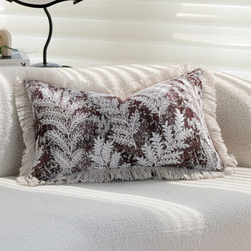 Dekorativer quadratischer Kissenbezug mit Jacquard‑Farnmotiv, Samtrückseite und Baumwollfransen Karnz