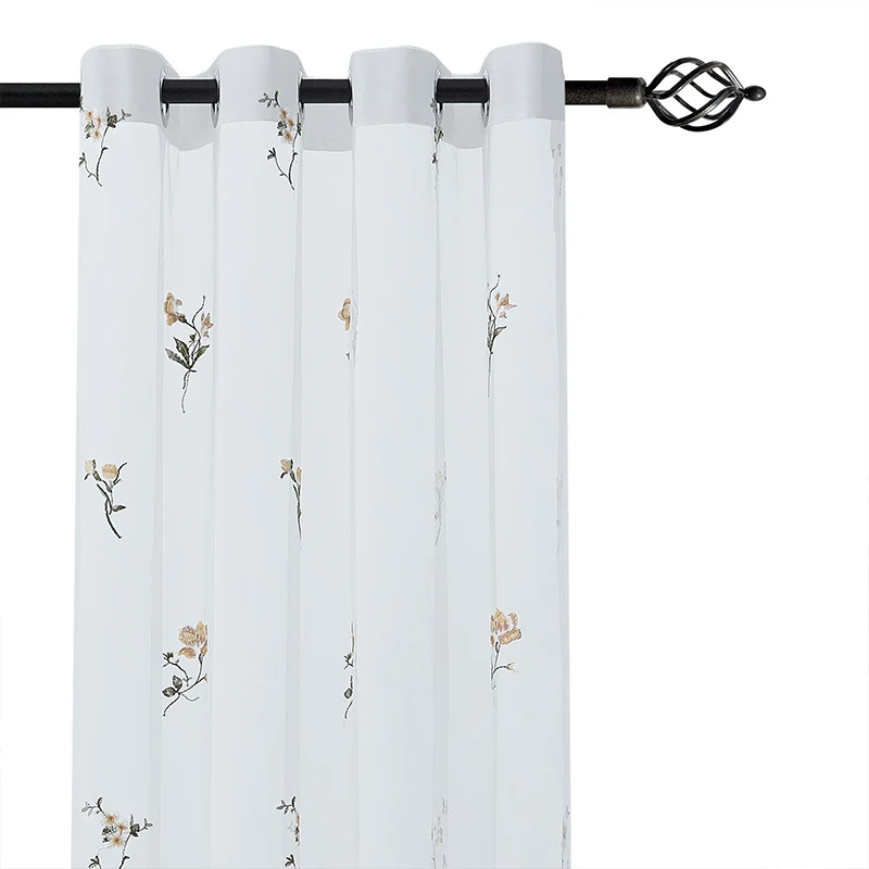 Besticktes Transparentgardinen‑Panel aus feinem Tüll mit floralem Stickrelief und gewelltem Saum Karnz