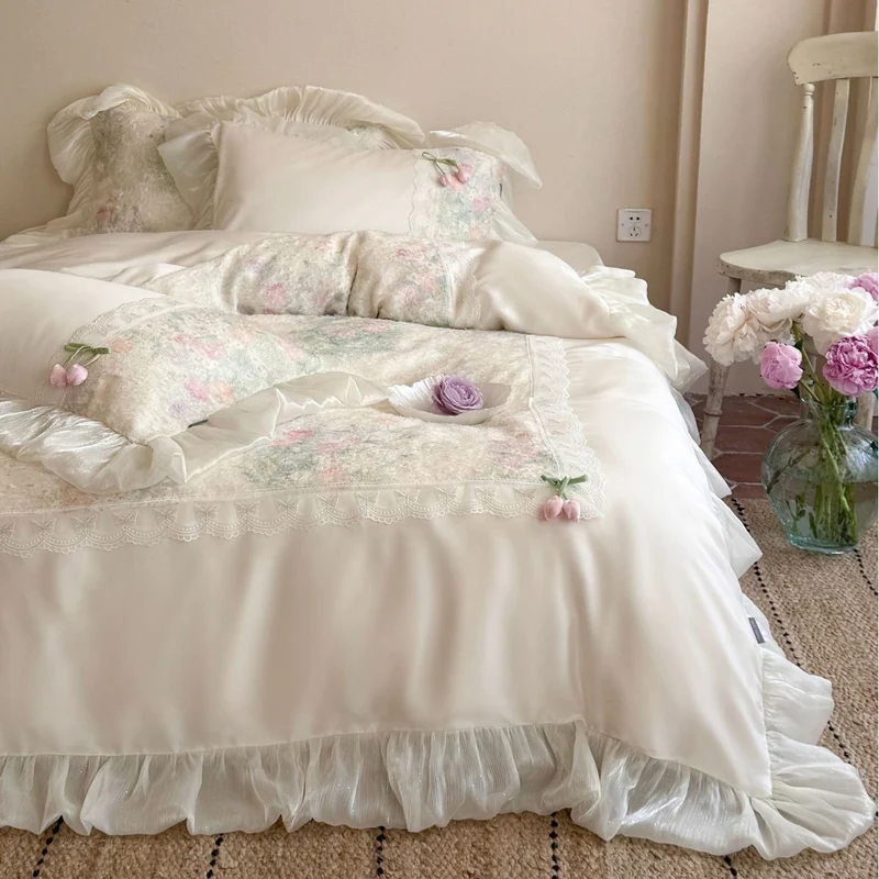 Vintage-inspirierte Satin-Bettwäsche-Garnitur mit Volant, Spitzenbordüre und floraler Aquarelloptik Karnz