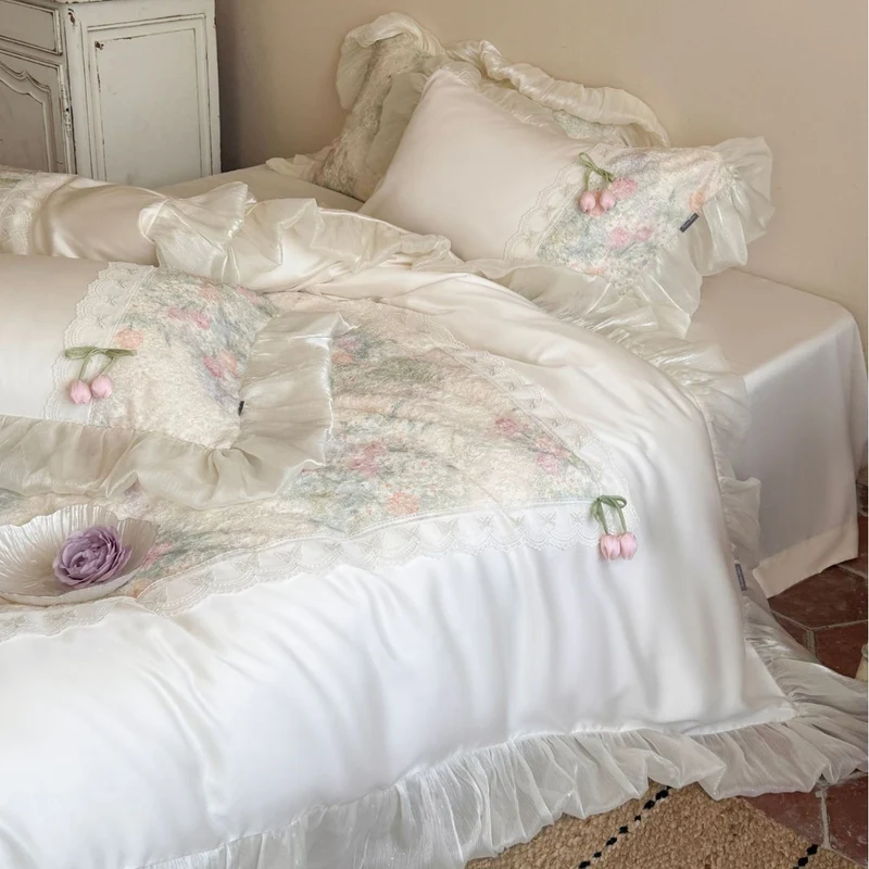 Vintage-inspirierte Satin-Bettwäsche-Garnitur mit Volant, Spitzenbordüre und floraler Aquarelloptik Karnz