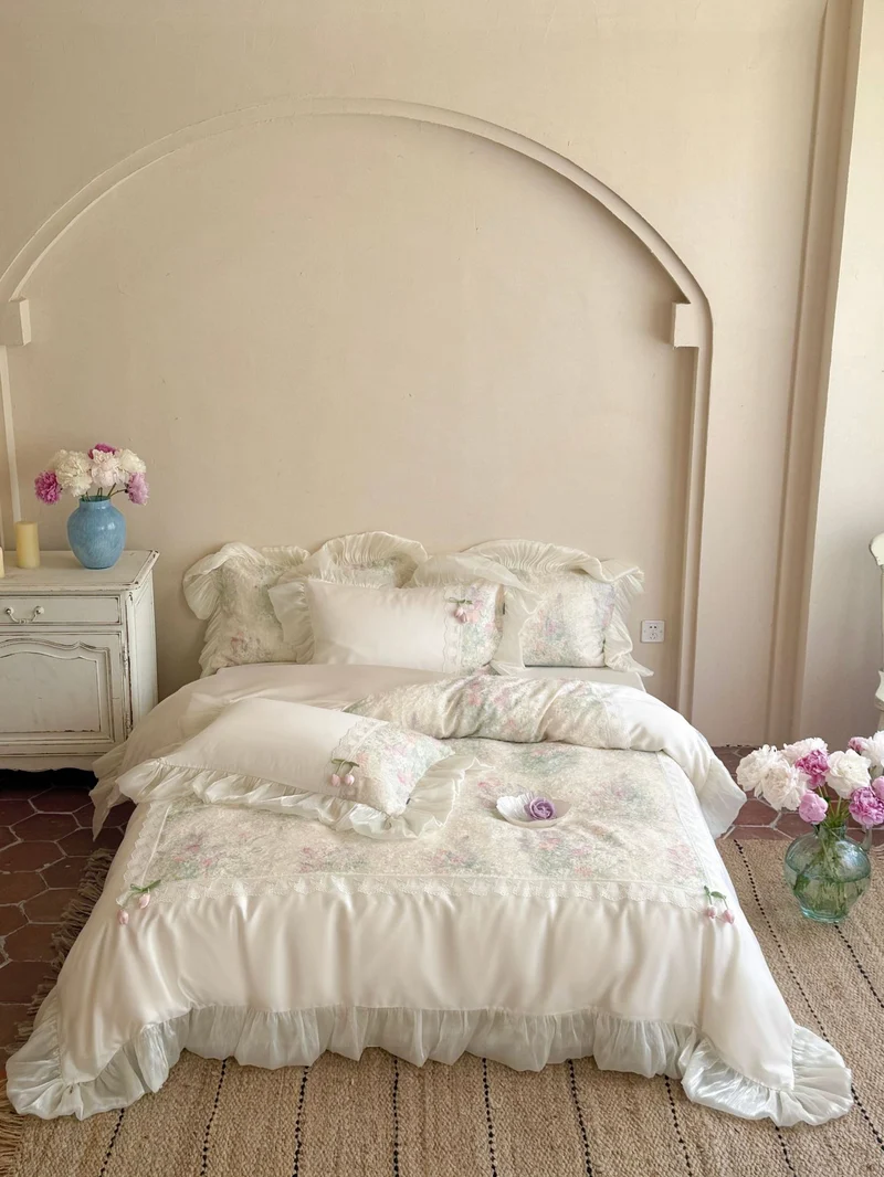 Vintage-inspirierte Satin-Bettwäsche-Garnitur mit Volant, Spitzenbordüre und floraler Aquarelloptik Karnz