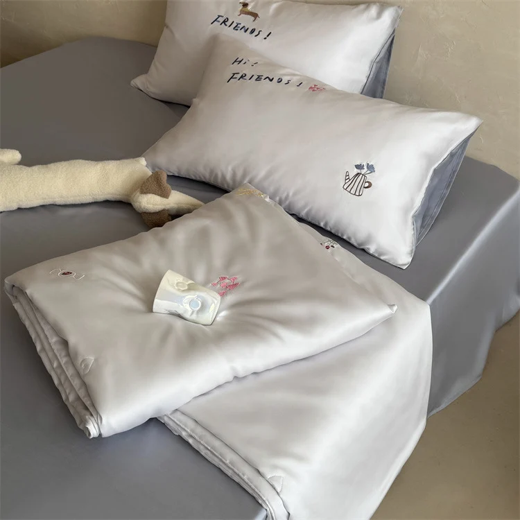 Seidig-geschmeidiges Satin-Bettwäscheset mit zierlichen Stick-Icons Karnz
