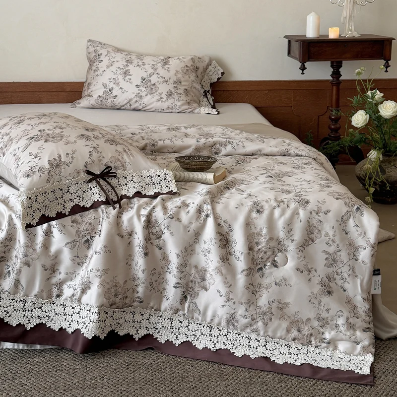 Satin-Bettwäsche-Garnitur mit romantischem Blumenmuster und Spitzenbordüre Karnz