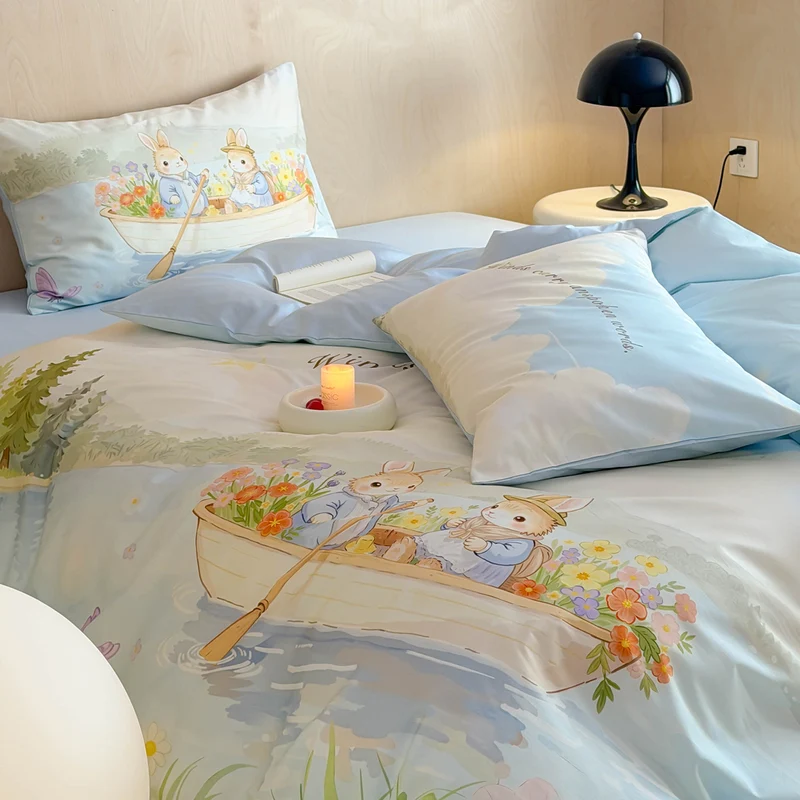 Romantische Satin-Bettwäschegarnitur mit floraler Aquarell-Illustration und Mondhäschen-Applikation Karnz