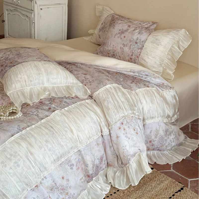 Romantische Bettwäsche-Garnitur aus Baumwollsatin mit floralem Vintage-Print und plissierten Volants Karnz