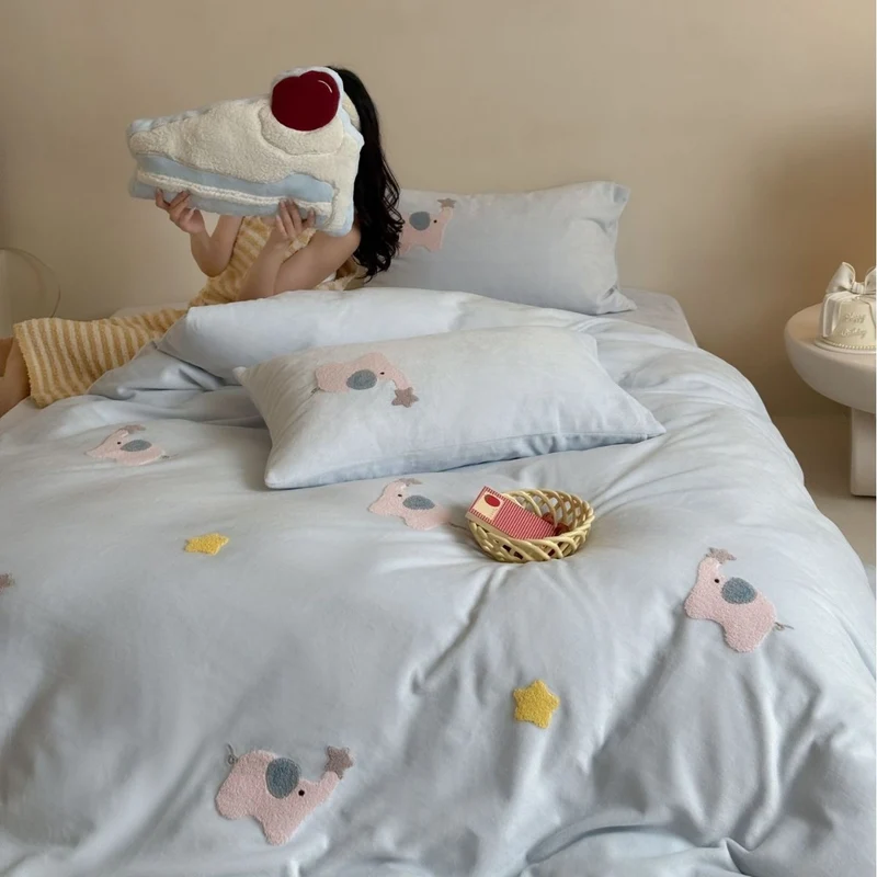 Kinder-Bettwäsche-Set aus feinem Baumwollsatin mit aufgesetzten Elefanten-Applikationen und Kuschel-Steppdecke Karnz