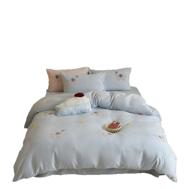 Kinder-Bettwäsche-Set aus feinem Baumwollsatin mit aufgesetzten Elefanten-Applikationen und Kuschel-Steppdecke Karnz