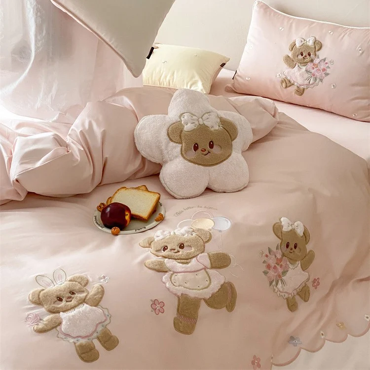 Kinder-Bettwäsche-Garnitur mit gestickten Teddybär-Applikationen und seidig-weichem Baumwollsatin Karnz