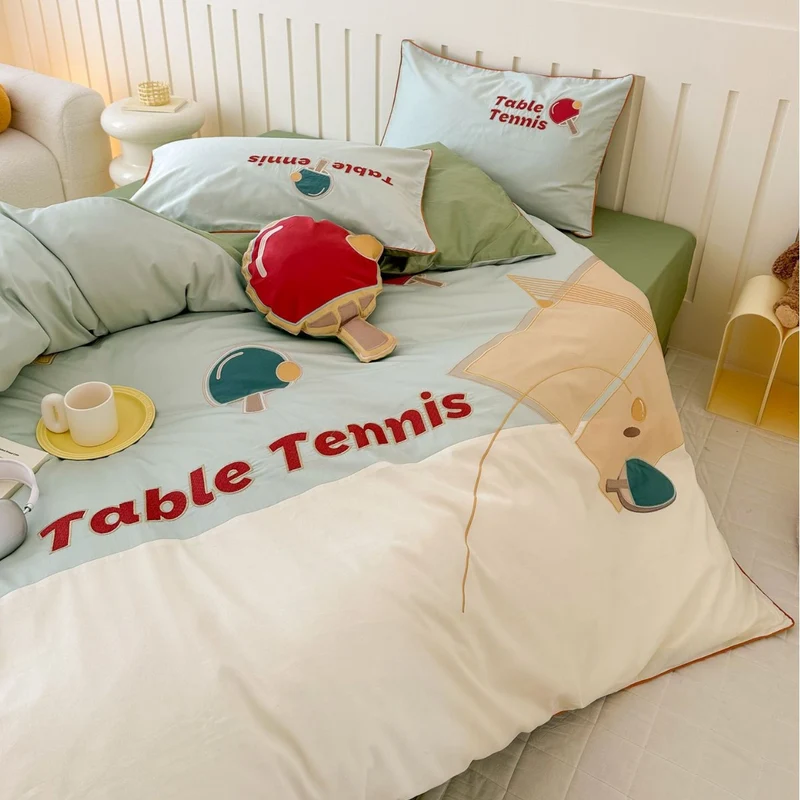 Kinder-Bettwäsche-Garnitur mit Fußball-Print, gestreifter Satin-Hülle und dekorativem Ballkissen Karnz