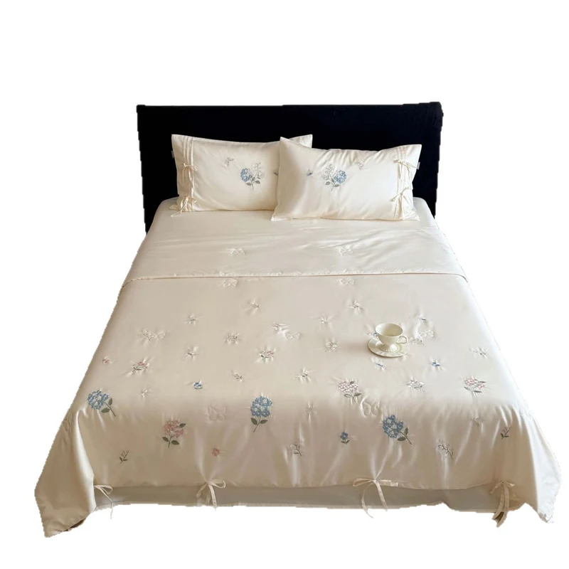 Gestepptes Bettüberwurf-Set mit fein besticktem Blumenrelief und Bandbefestigung Karnz