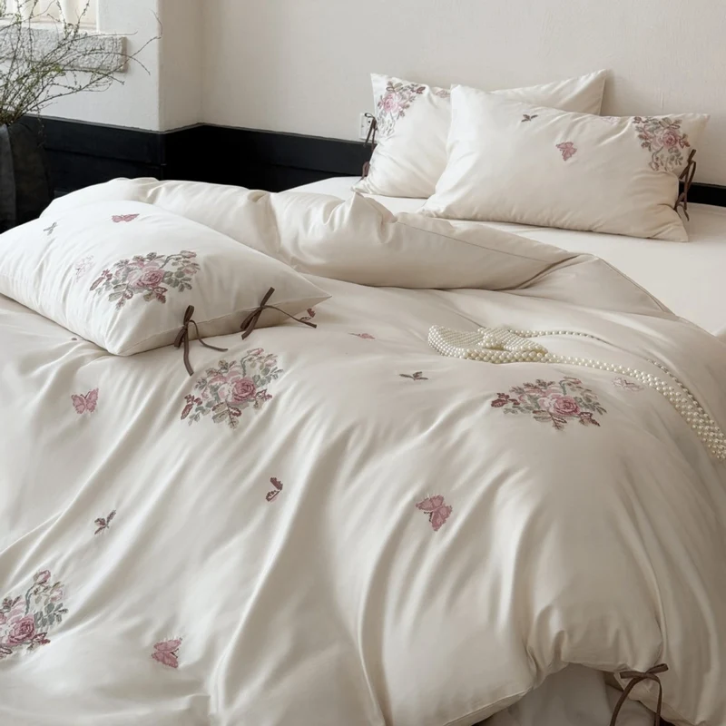 Feinsatin-Bettwäsche-Set mit floraler Stickerei, Bindebändern und feiner Steppstruktur Karnz