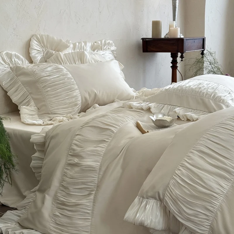 Elegantes Satin-Bettwäsche-Set mit plissierten Einsätzen, Volantkanten und Zierkissen Karnz