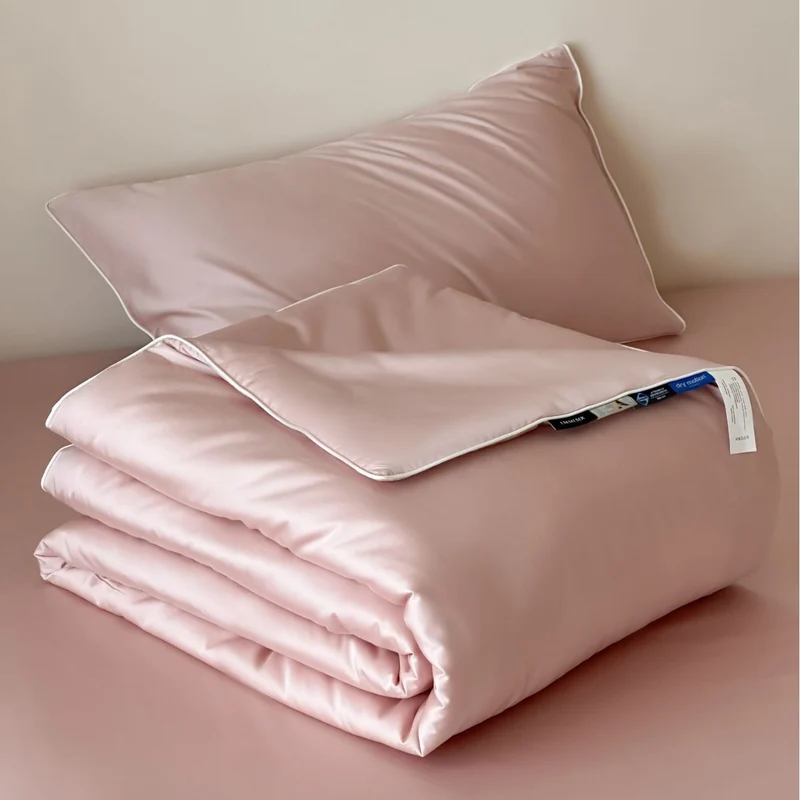 Elegante gesteppte Bettüberwurf-Garnitur aus Satin mit Paspelrand und Zierknöpfen Karnz