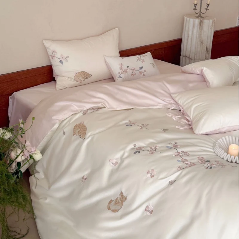 Elegante bestickte Bettwäsche-Garnitur aus Baumwollsatin mit Katzen‑ und Blumenmotiv Karnz