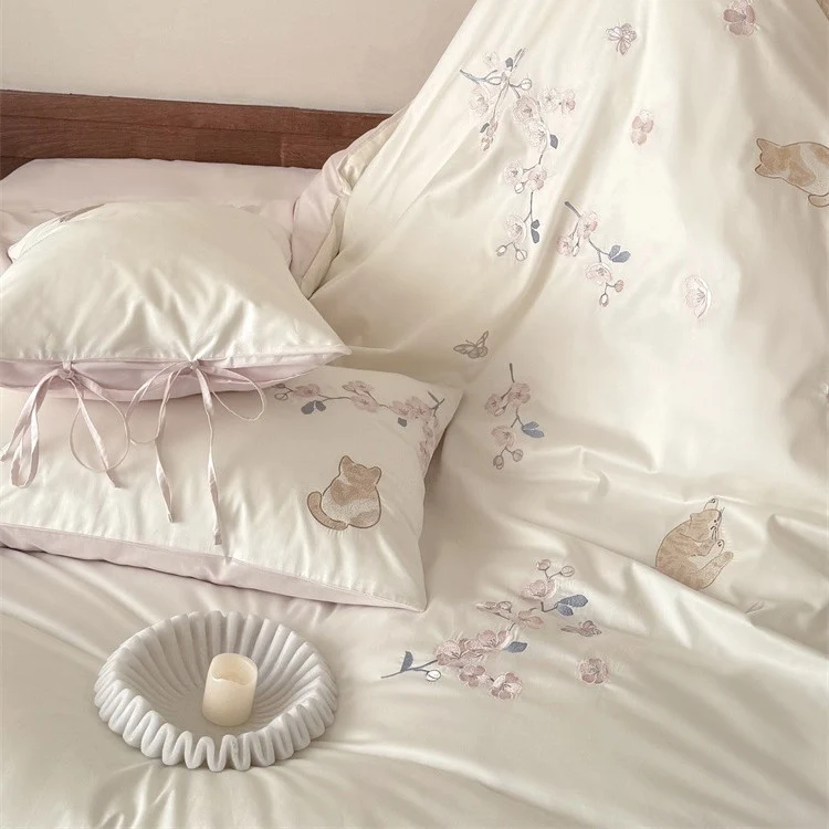 Elegante bestickte Bettwäsche-Garnitur aus Baumwollsatin mit Katzen‑ und Blumenmotiv Karnz