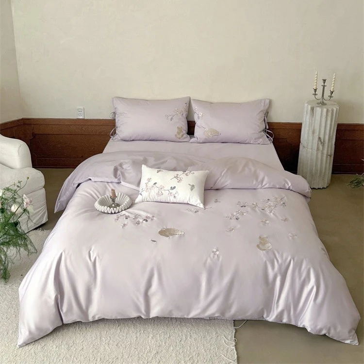 Elegante bestickte Bettwäsche-Garnitur aus Baumwollsatin mit Katzen‑ und Blumenmotiv Karnz