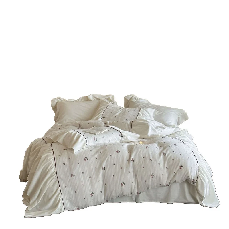 Bettwäsche-Set aus Baumwolle mit feiner Blütenstickerei, Volantkissen und Paspel Karnz