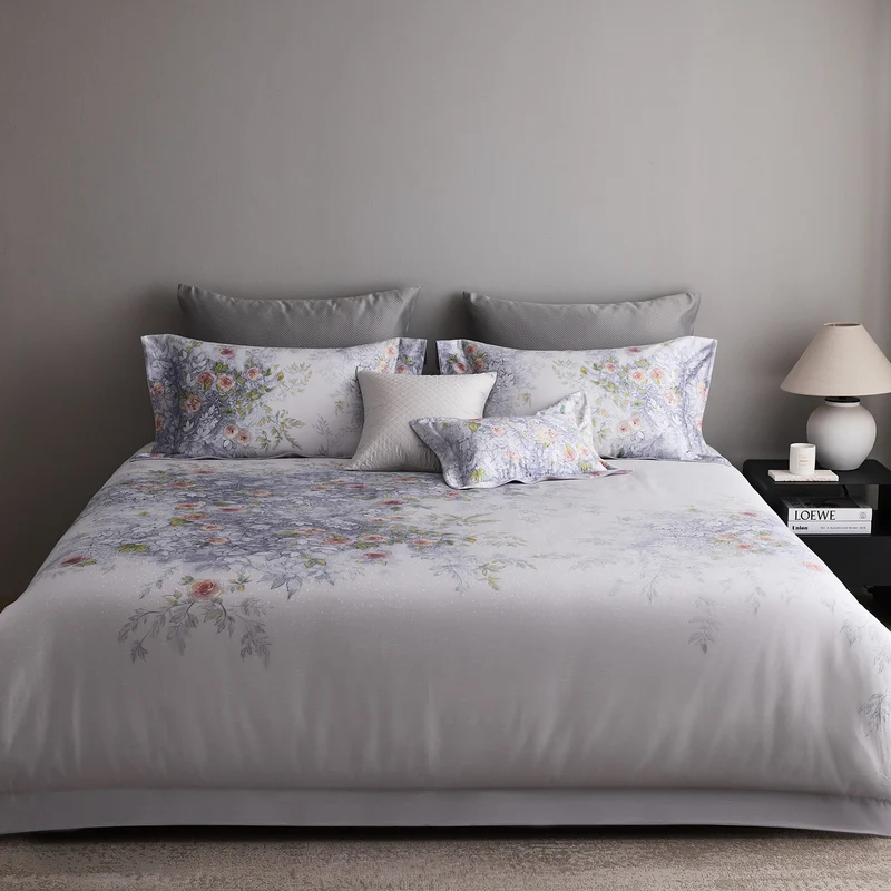 Bettwäsche-Garnitur aus Baumwollsatin mit feinem Aquarell-Blumenprint und Hotelverschluss Karnz