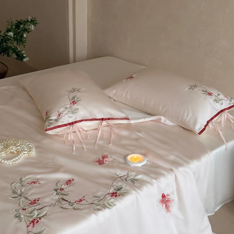 Besticktes Satin-Bettwäsche-Set mit floraler Zierstickerei und seidig-feinem Griff Karnz