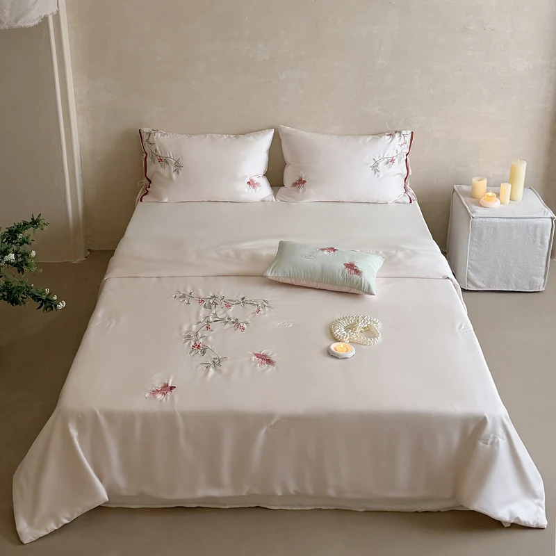 Besticktes Satin-Bettwäsche-Set mit floraler Zierstickerei und seidig-feinem Griff Karnz