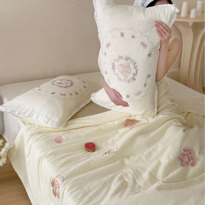 Zartes Baumwoll-Bettwäscheset mit besticktem Kopfkissen und Spannlaken Karnz