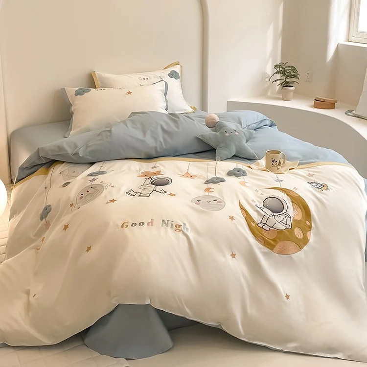 Verspieltes Bettwäsche-Set aus Baumwollsatin mit applizierten Cartoon-Motiven, Volant-Rüschen und dekorativen Kissenbezügen Karnz