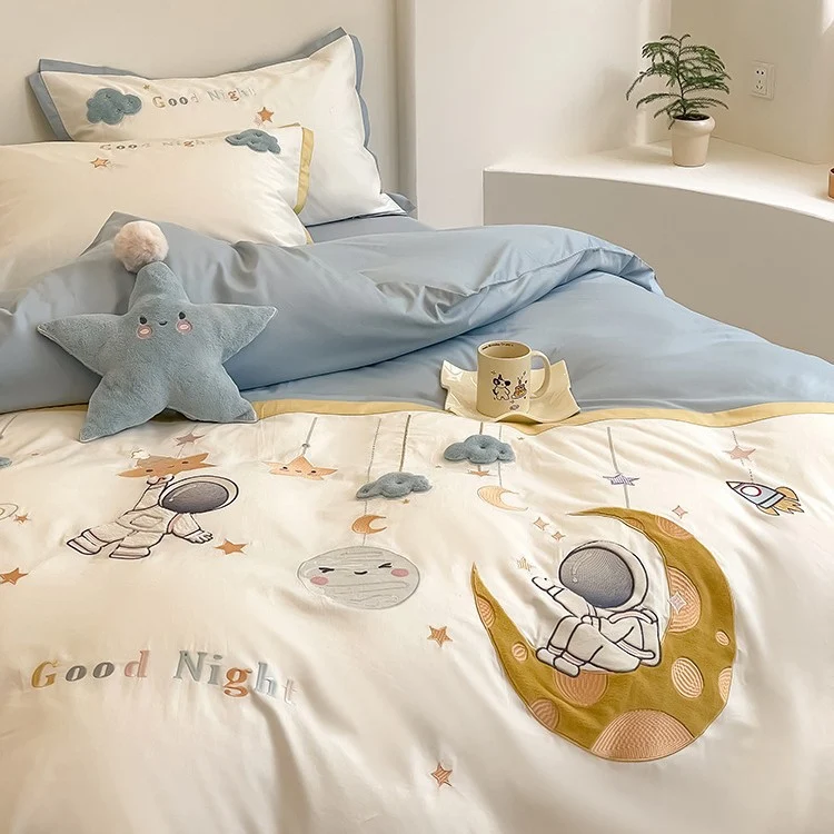 Verspieltes Bettwäsche-Set aus Baumwollsatin mit applizierten Cartoon-Motiven, Volant-Rüschen und dekorativen Kissenbezügen Karnz