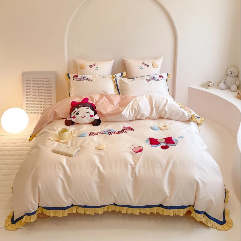 Verspieltes Bettwäsche-Set aus Baumwollsatin mit applizierten Cartoon-Motiven, Volant-Rüschen und dekorativen Kissenbezügen Karnz