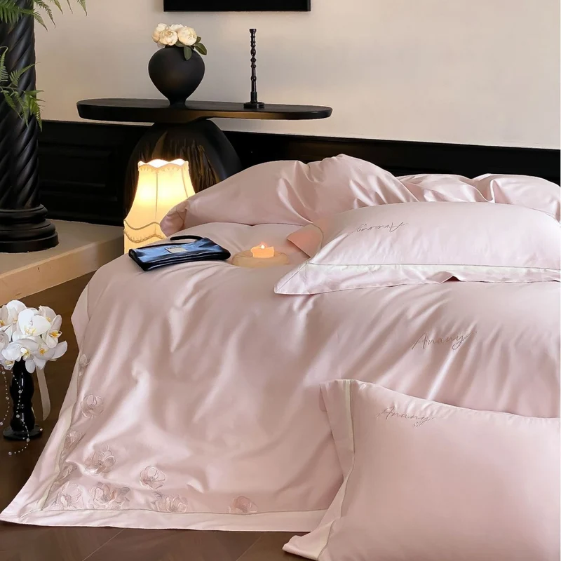 Seidenglänzendes Bettwäsche-Set mit bestickter Rosenbordüre Karnz