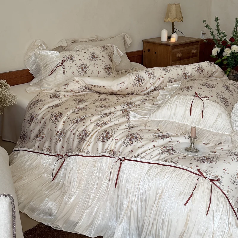 Romantisches Satin-Bettwäsche-Set mit Rüschenvolant, Blumen-Jacquard und Zierbändern Karnz