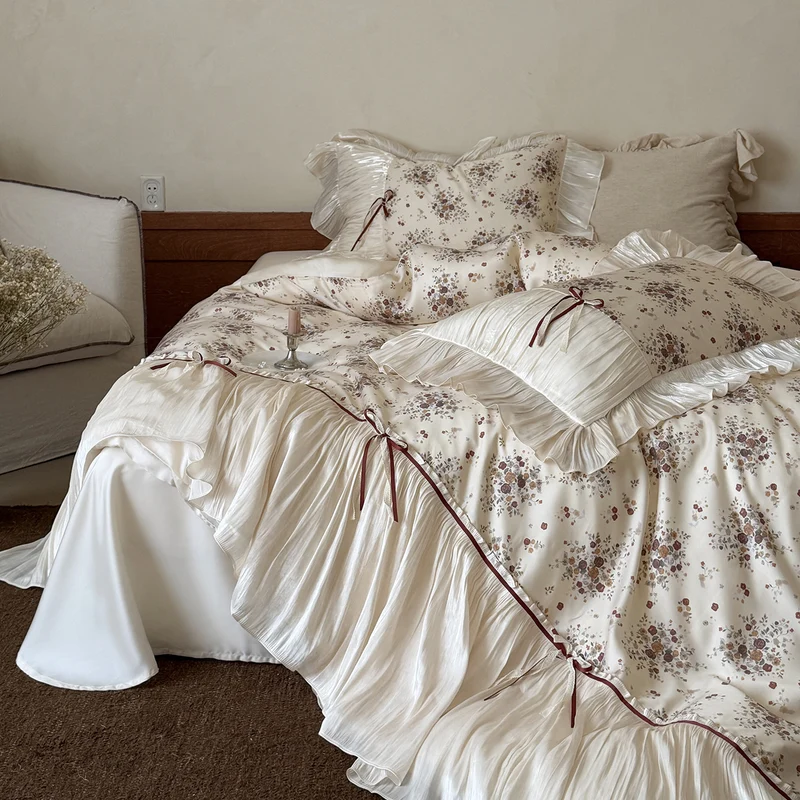Romantisches Satin-Bettwäsche-Set mit Rüschenvolant, Blumen-Jacquard und Zierbändern Karnz