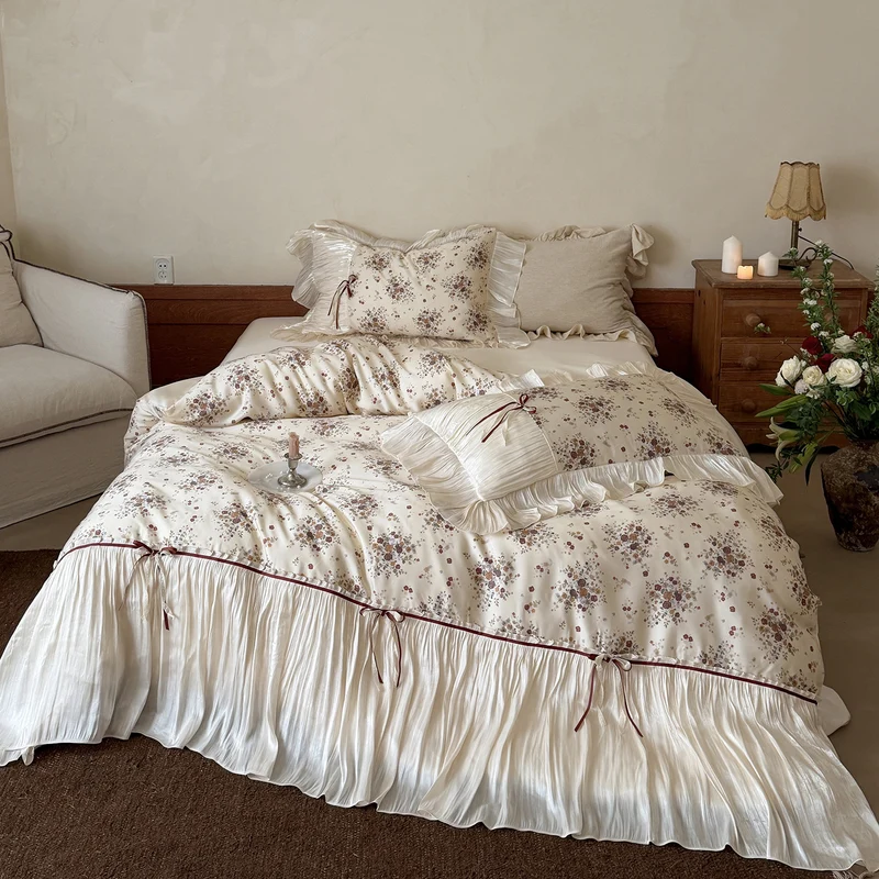 Romantisches Satin-Bettwäsche-Set mit Rüschenvolant, Blumen-Jacquard und Zierbändern Karnz