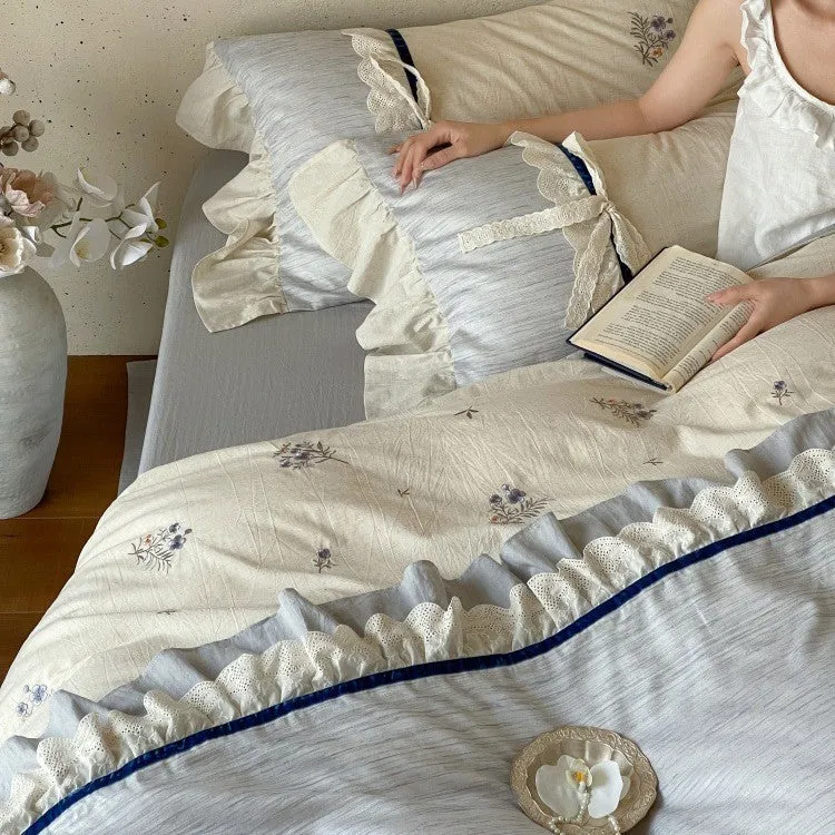Romantisches Baumwollsatin-Bettwäsche-Set mit Rüschen, bestickten Blumenbouquets und Dekorrollen Karnz