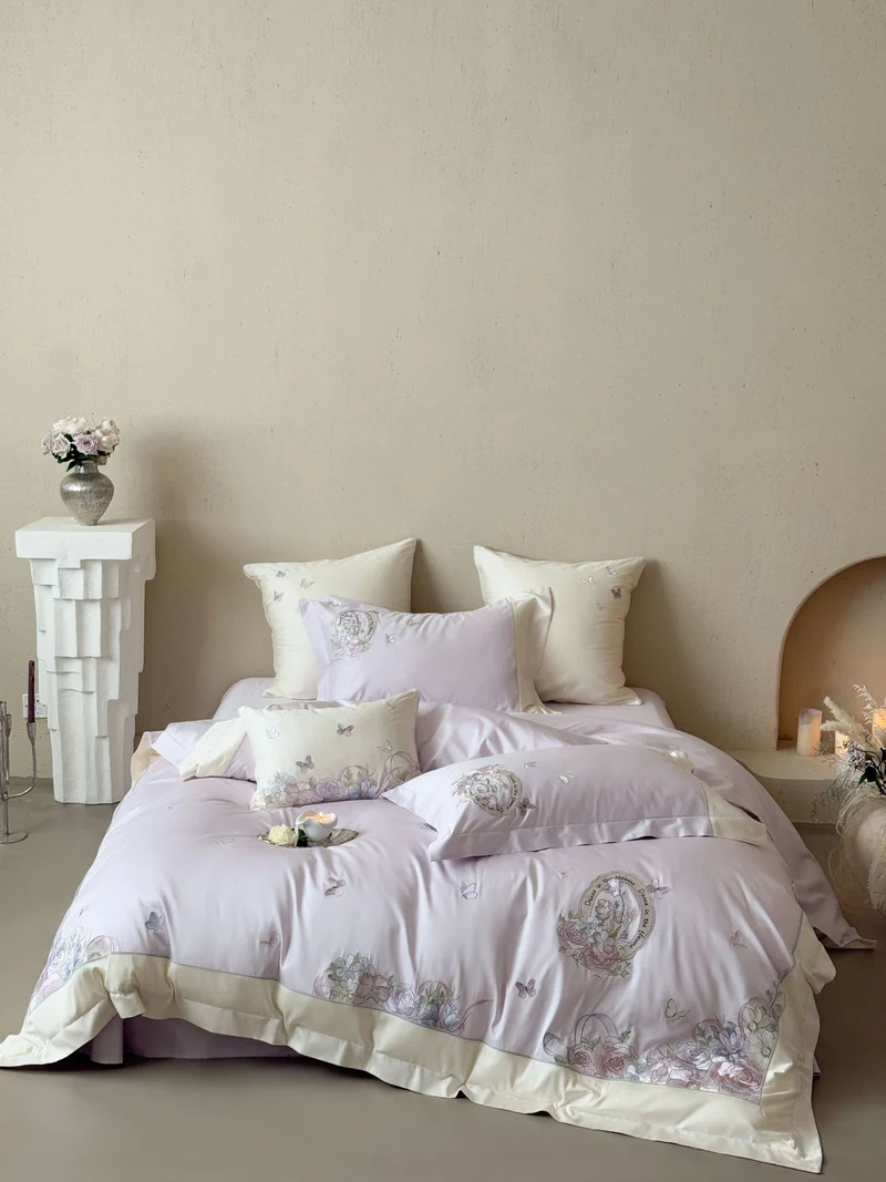 Luxuriöses floral besticktes Baumwollsatin-Bettwäsche-Set mit Volant und Zierkissen Karnz