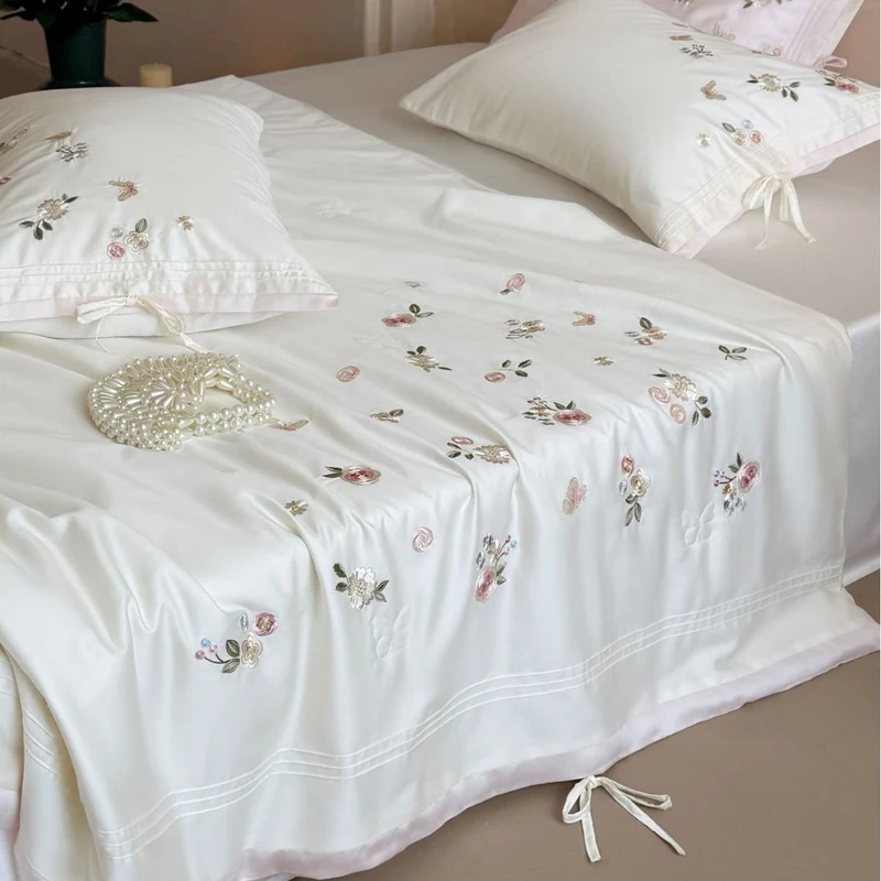 Luxuriöse Satin-Bettwäschegarnitur mit zarter Blumenstickerei und Bandverschluss Karnz