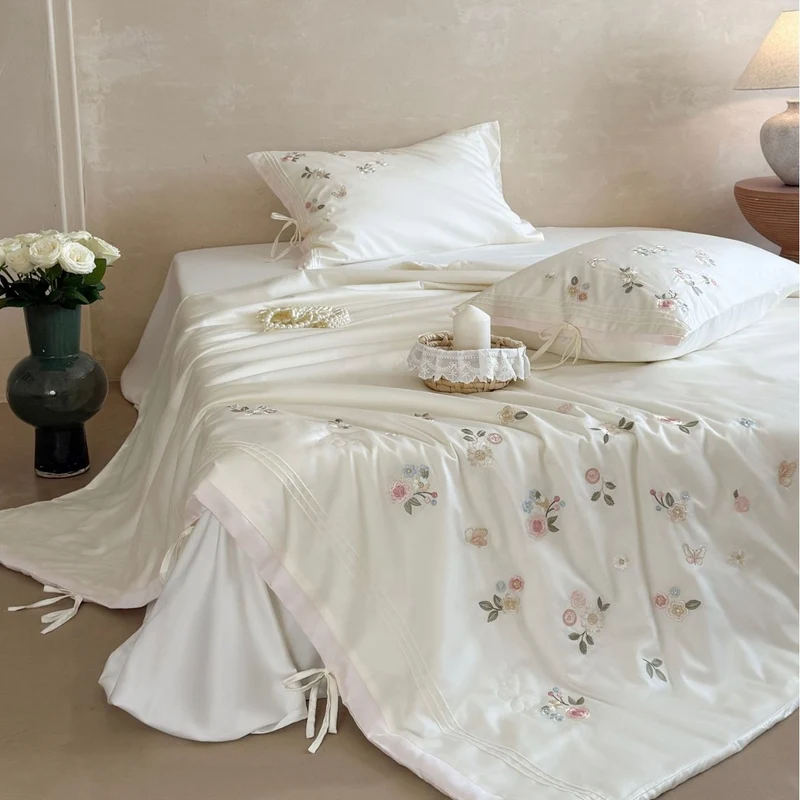 Luxuriöse Satin-Bettwäschegarnitur mit zarter Blumenstickerei und Bandverschluss Karnz