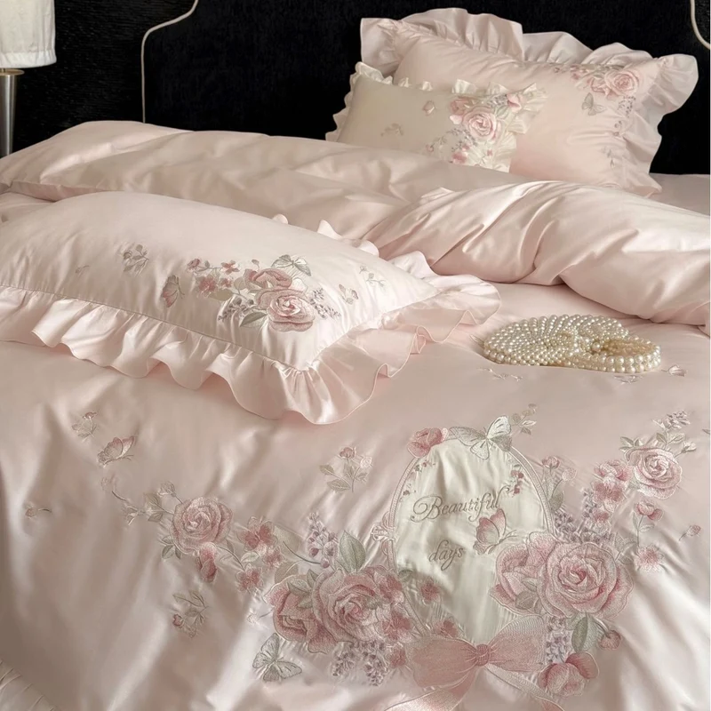 Luxuriöse Satin-Bettwäschegarnitur mit floraler Stickerei, Rüschenrand und seidig-mattem Finish Karnz