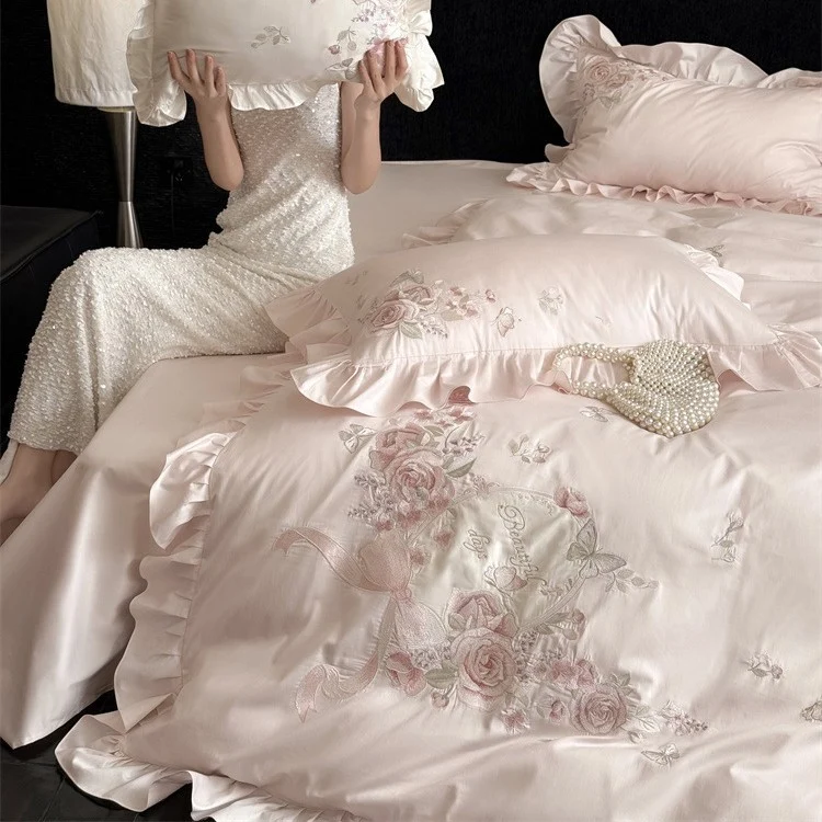 Luxuriöse Satin-Bettwäschegarnitur mit floraler Stickerei, Rüschenrand und seidig-mattem Finish Karnz