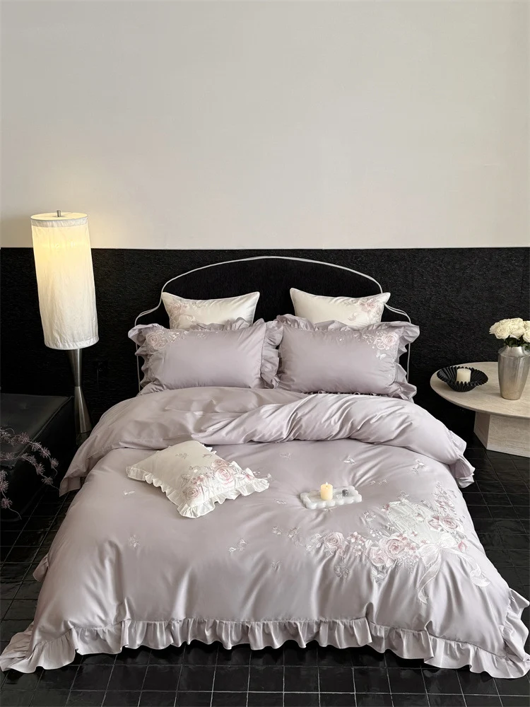 Luxuriöse Satin-Bettwäschegarnitur mit floraler Stickerei, Rüschenrand und seidig-mattem Finish Karnz