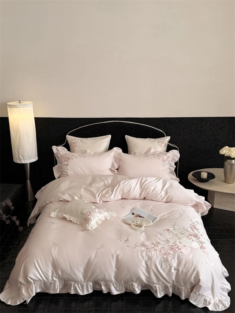 Luxuriöse Satin-Bettwäschegarnitur mit floraler Stickerei, Rüschenrand und seidig-mattem Finish Karnz