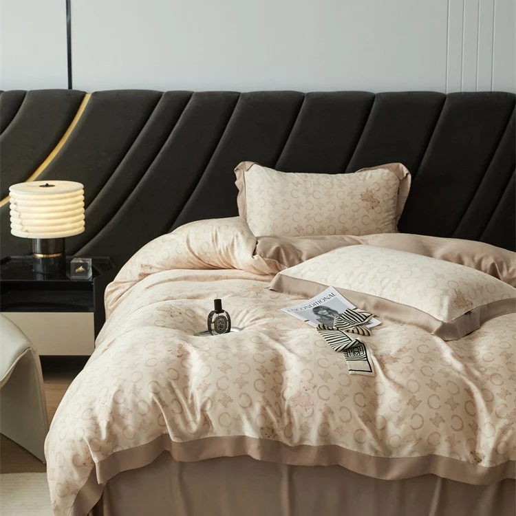 Luxuriöse Satin-Bettwäsche-Garnitur mit geometrischem Jacquardmuster und Satinbesatz Karnz