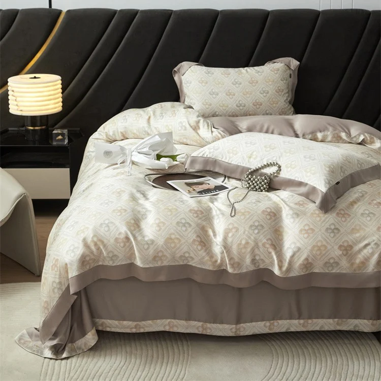 Luxuriöse Satin-Bettwäsche-Garnitur mit geometrischem Jacquardmuster und Satinbesatz Karnz