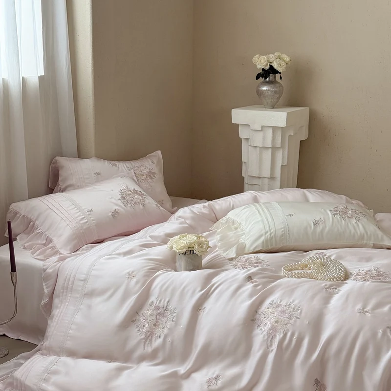 Fein glänzendes Satin-Bettwässet mit gestickten Rosenbouquets und Zierkissenrolle Karnz