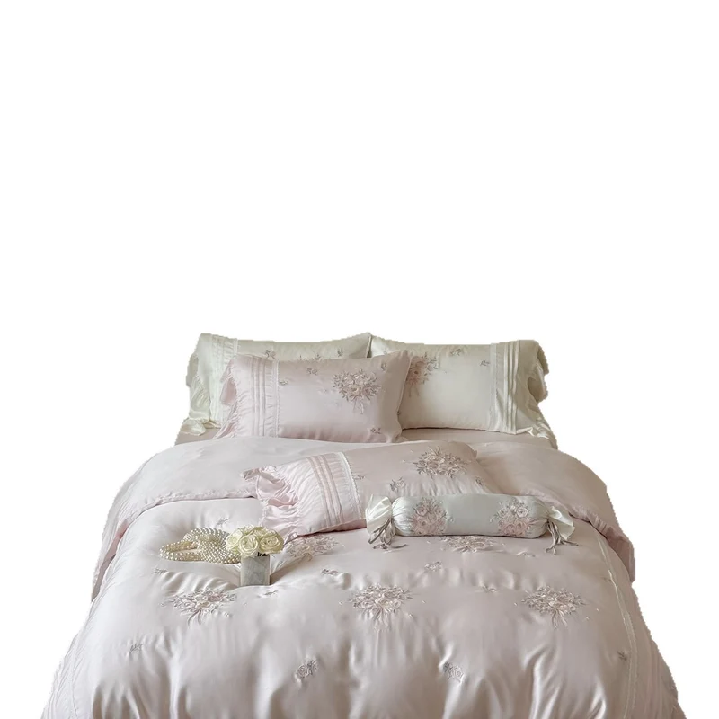 Fein glänzendes Satin-Bettwässet mit gestickten Rosenbouquets und Zierkissenrolle Karnz