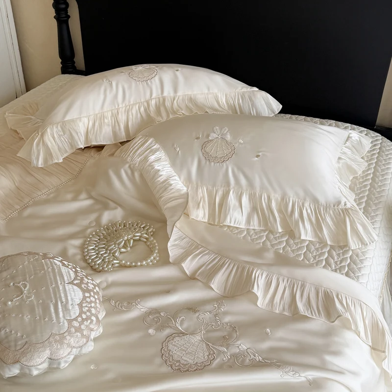 Elegantes besticktes Satin-Bettwäsche-Set mit Volantkissen und gesteppter Tagesdecke Karnz