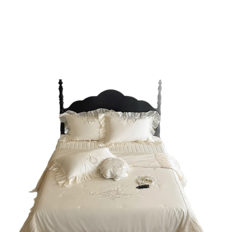 Elegantes besticktes Satin-Bettwäsche-Set mit Volantkissen und gesteppter Tagesdecke Karnz