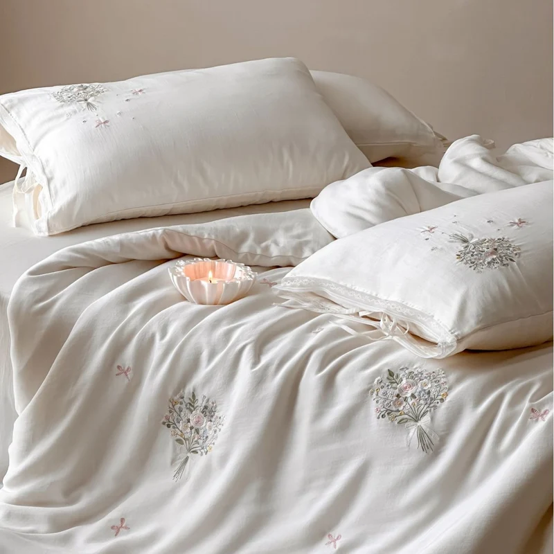Elegante bestickte Baumwollsatin-Bettwäschegarnitur mit floralen Bouquet-Applikationen Karnz